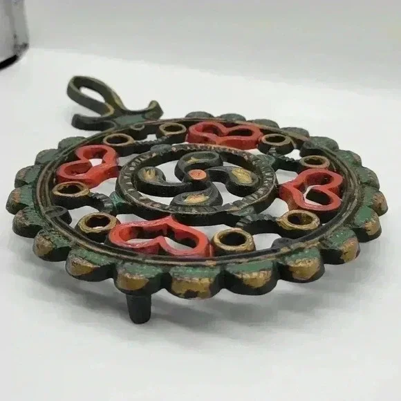 Vintage WILTON Cast Iron Painted Trivet W/ Feet Pot Holder Hot Plate Red Hearts - Picture 11 of 12